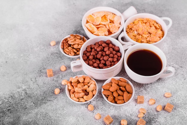 Colazione gustosa e utile con scaglie, latte, frutta secca e frutta secca