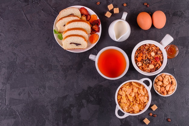 Colazione gustosa e utile con scaglie, latte, frutta secca e frutta secca