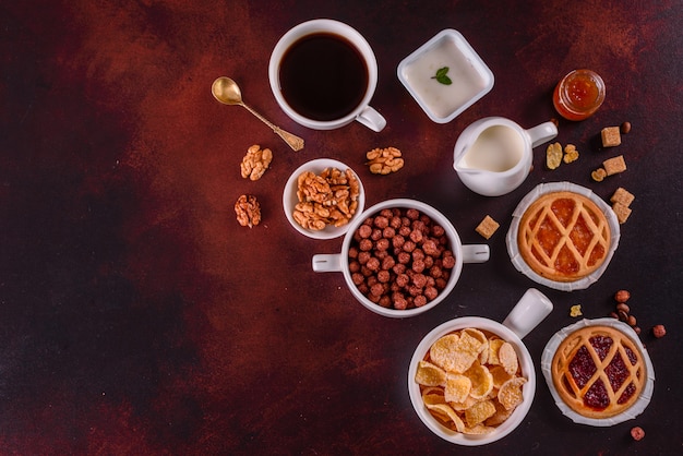 Colazione gustosa e utile con scaglie, latte, frutta secca e frutta secca