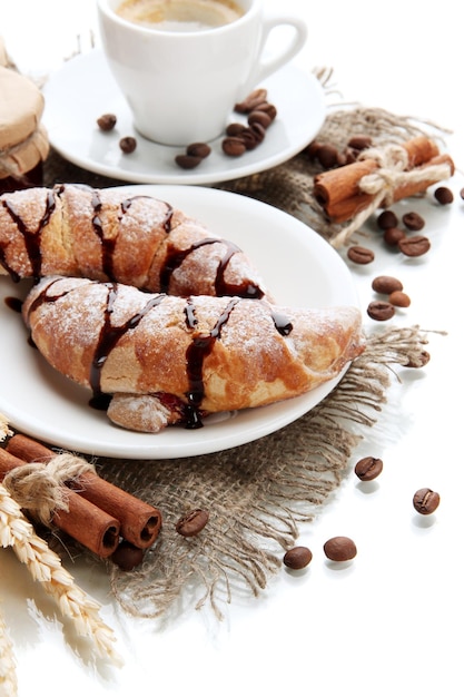 Colazione gustosa leggera isolata su bianco