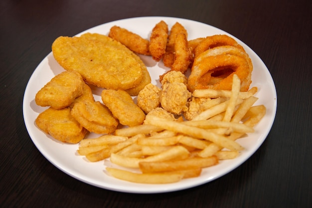 colazione hamburger patatine noodle hash browns nuggets di pollo panino gourmet