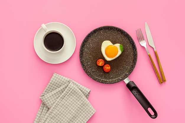 Colazione il giorno di San Valentino Uovo fritto a forma di cuore