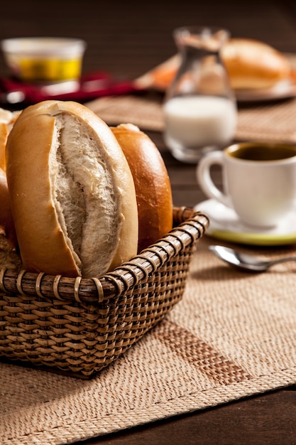 Colazione in Brasile con pane tradizionale francese, pane tradizionale in Brasile.