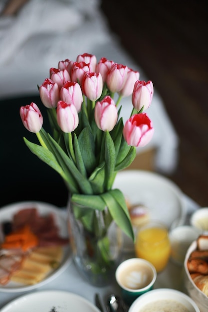 Colazione in camera con fiori