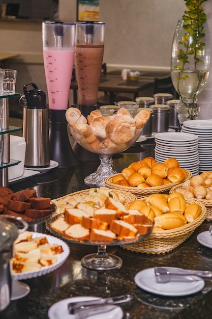 Colazione in hotel con frutta e banchetti