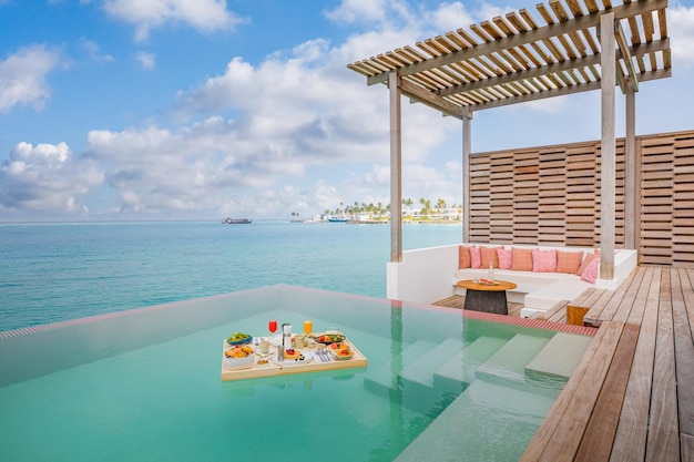 Colazione in piscina, colazione galleggiante in un lussuoso resort tropicale. Vacanza di viaggio della tavola del cibo