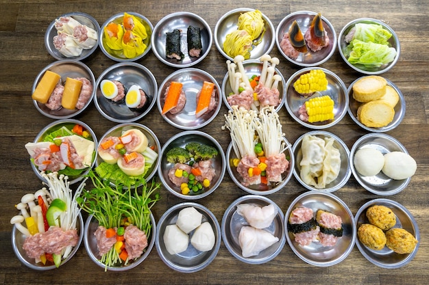 Colazione in stile cibo cinese Dim sum nella ciotola del piroscafo cucina cinese sullo sfondo del tavolo