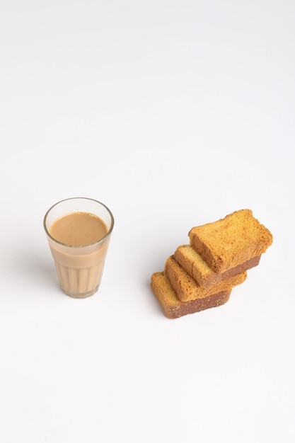 colazione indiana. tè e fette biscottate su sfondo bianco.