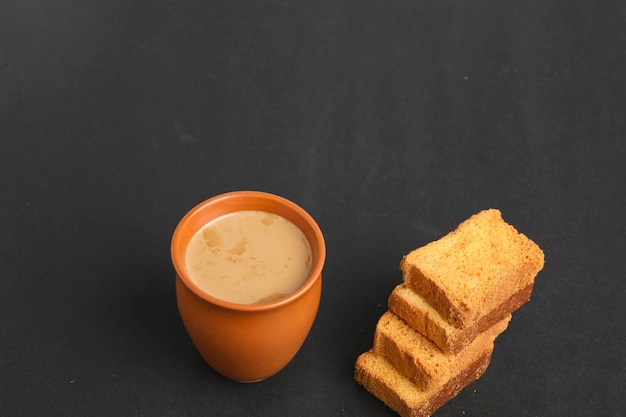 colazione indiana. tè e fette biscottate su sfondo bianco.