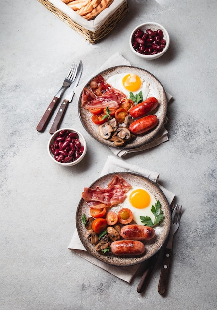 Colazione inglese su piatti grigi su sfondo bianco