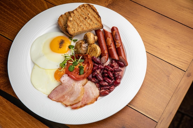 Colazione inglese su un tavolo di legno in un ristorante