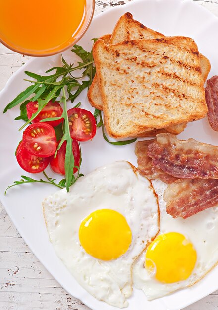 Colazione inglese - toast, uova, pancetta e verdure
