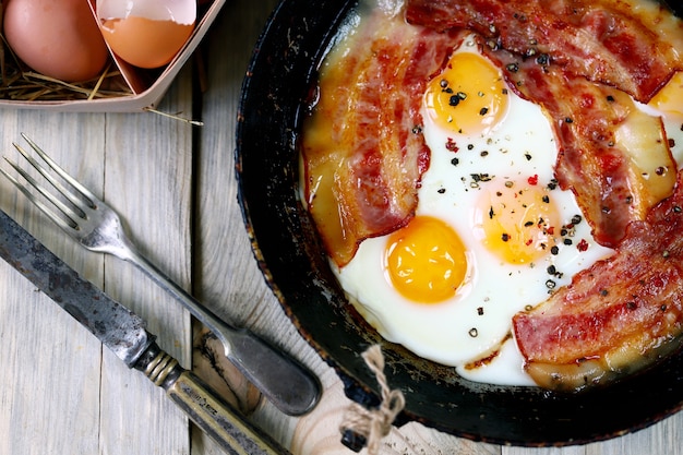 Colazione inglese. Uova con pancetta.