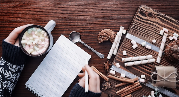 Colazione invernale. Una tazza di cioccolata calda con marshmallow e biscotti appena sfornati. Biscotto di panpepato e caffè.