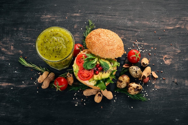 Colazione Kiwi e hamburger di formaggio con uova di quaglia e verdure su uno sfondo di legno Vista dall'alto Spazio di copia