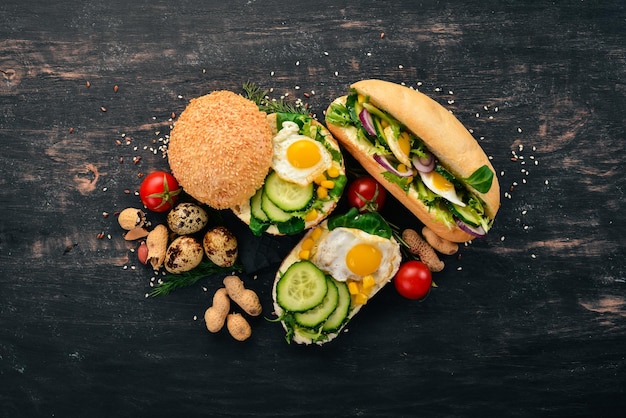 Colazione Kiwi e hamburger di formaggio con uova di quaglia e verdure su uno sfondo di legno Vista dall'alto Spazio di copia