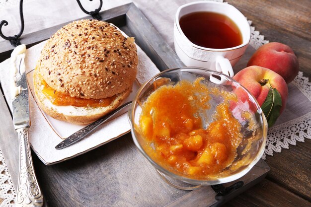 Colazione leggera con tazza di tè e marmellata fatta in casa sul tavolo di legno