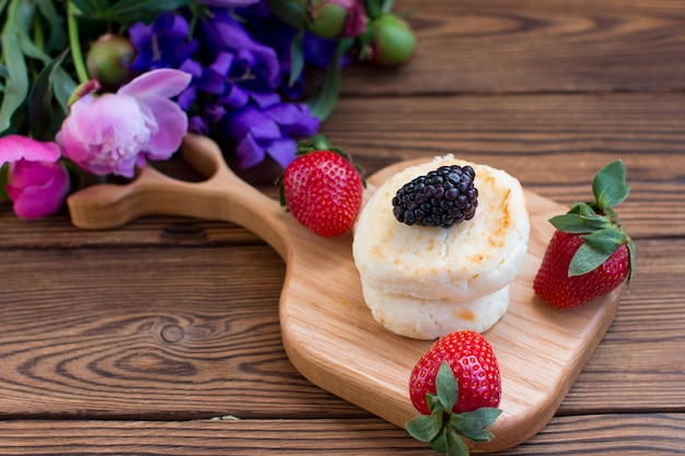 Colazione mattutina con cheesecake, fragole e more La colazione cucinata è dietetica e salutare