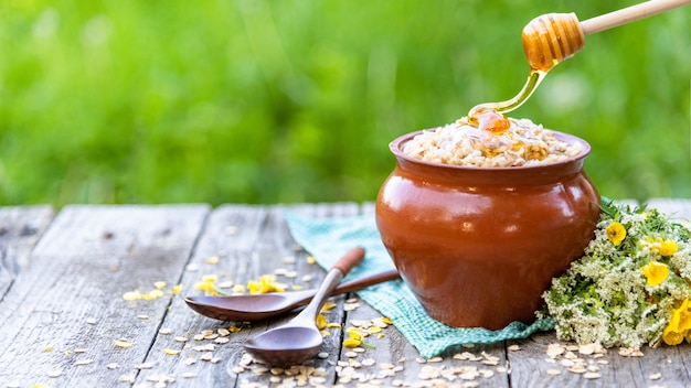 Colazione mattutina di porridge di farina d'avena con miele