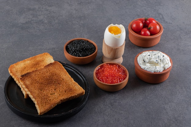 Colazione mattutina posta su un tavolo di marmo.