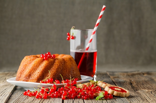 Colazione Morrning con torta e bacche rosse