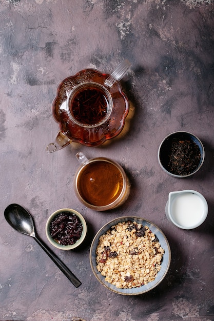 Colazione muesli in ciotola di ceramica