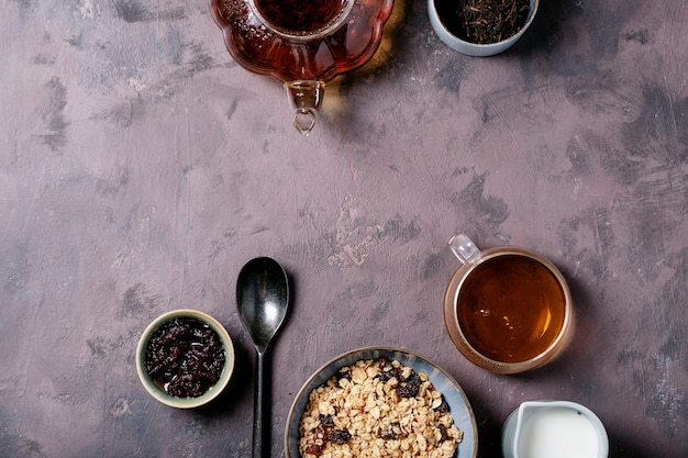 Colazione muesli in ciotola di ceramica