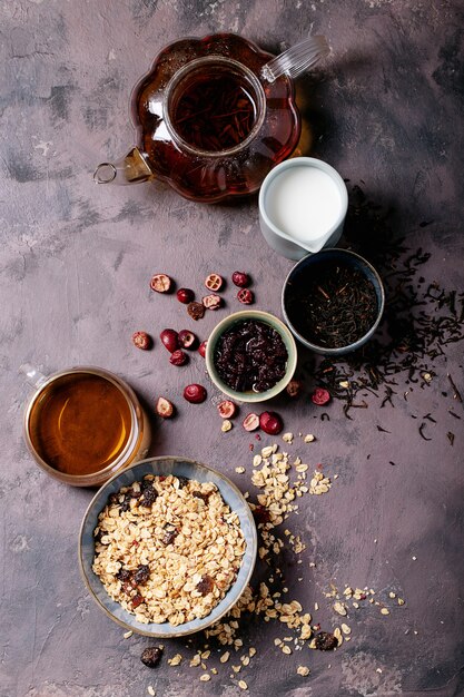 Colazione muesli in ciotola di ceramica