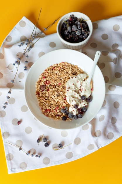 Colazione muesli mattutina con yogurt greco e mirtillo