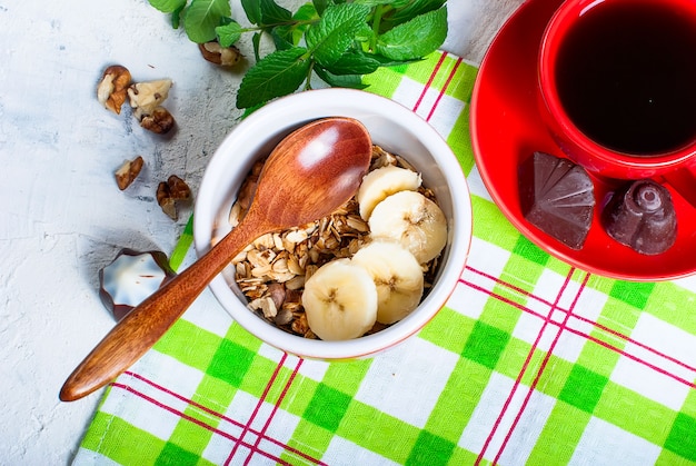 Colazione muesli, una tazza di caffè