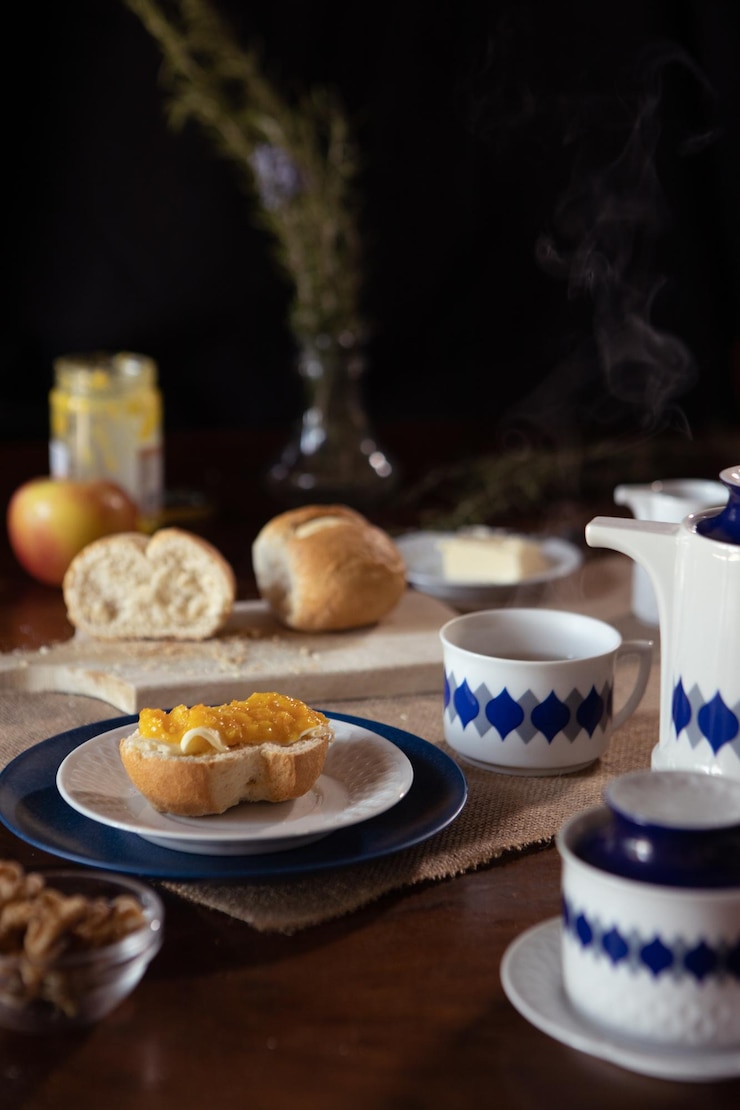 Foto colazione pane e marmellata su sfondo scuro