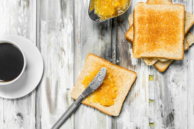 Colazione Pane tostato con marmellata di arance