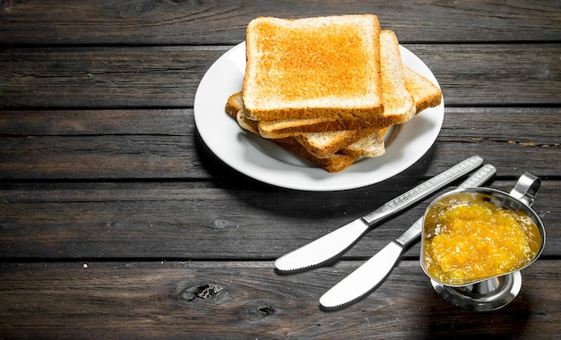 Colazione Pane tostato con marmellata di frutta