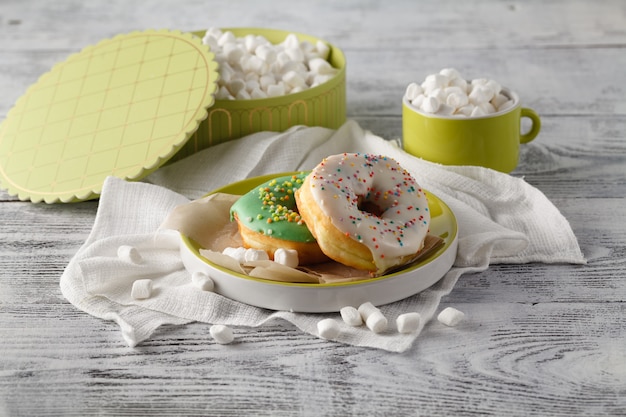 Colazione per bambini con ciambella verde e mini marshmallow