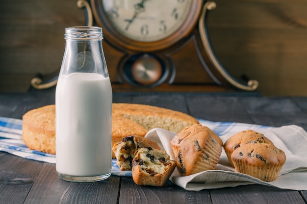 Colazione per bambini con muffin e latte