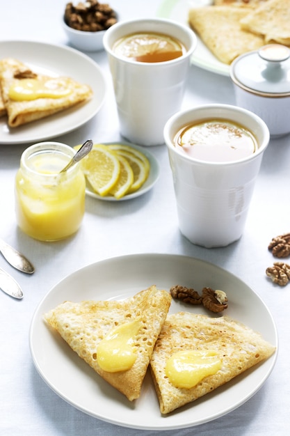 Colazione per due con pancake, crema al limone e tè. Colazione a San Valentino.