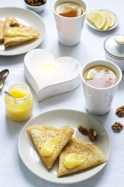 Colazione per due con pancake, crema al limone e tè. Colazione a San Valentino.