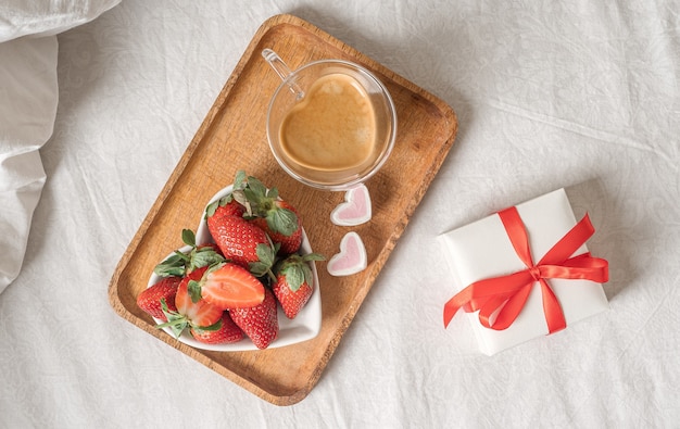 Colazione per San Valentino con caffè e fragole.