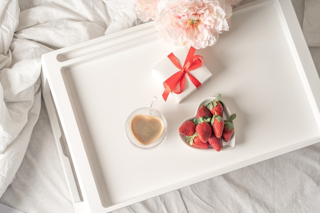 Colazione per San Valentino con caffè e fragole.