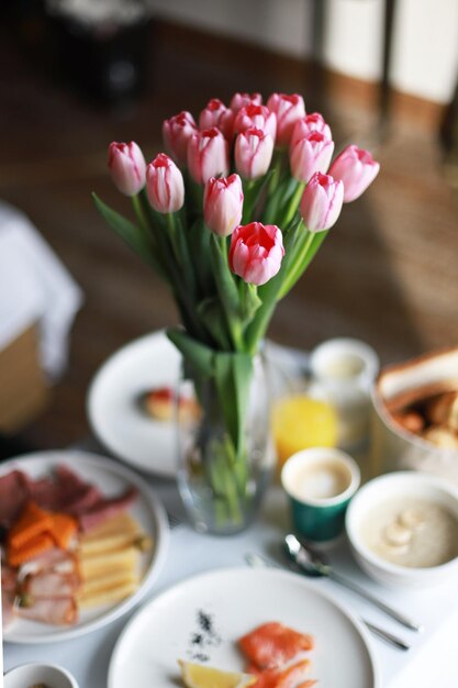 Colazione primaverile soleggiata con fiori