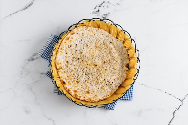 Colazione punjabi naan kulcha in un cestello isolato sulla vista laterale del tovagliolo su sfondo grigio famoso cibo indiano e pakistano