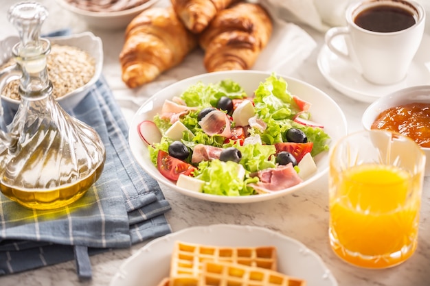 Colazione ricca, nutriente e salutare servita con caffè e succo d'arancia.