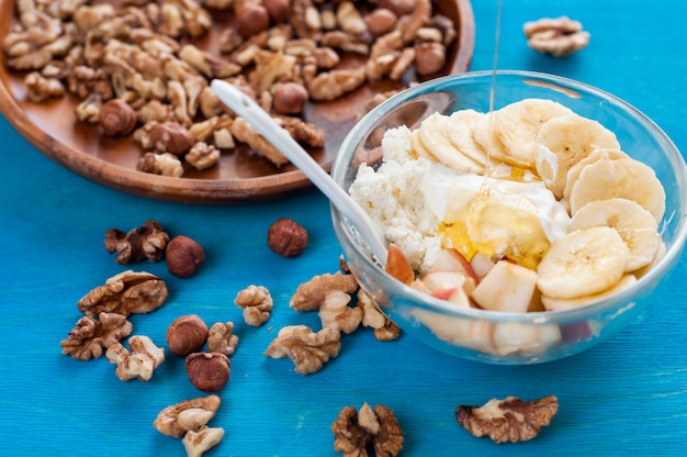 Colazione, ricotta, panna acida, banana e noci