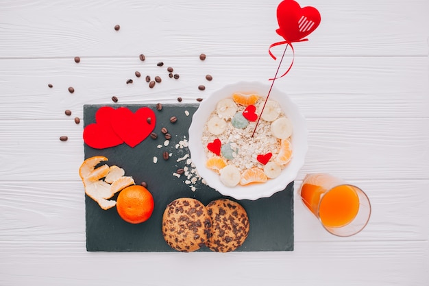 colazione romantica con croissant e frutta