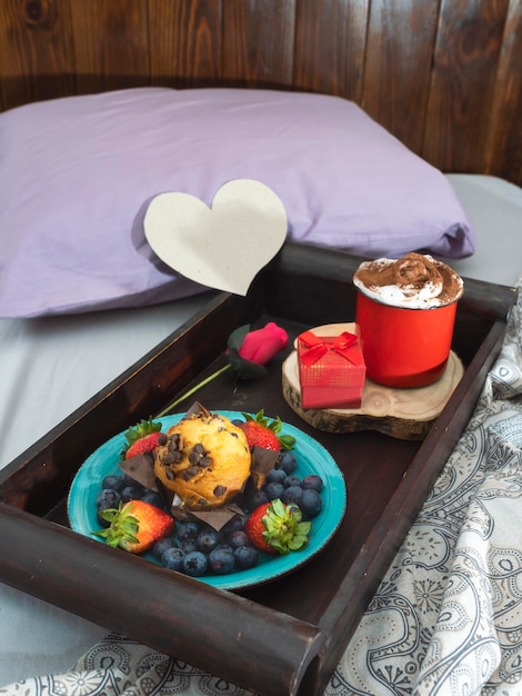 Colazione romantica con muffin al cioccolato e caffè frutta della scatola regalo della foresta Concetto di San Valentino