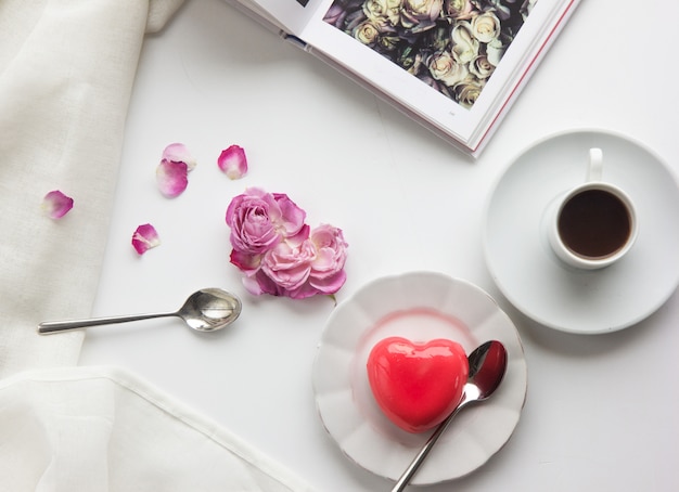 Colazione romantica con torte a forma di cuore e tazza di caffè