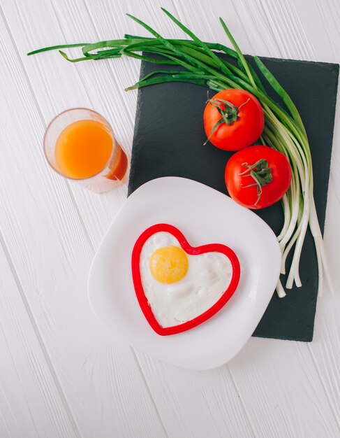 colazione romantica con uova e verdure