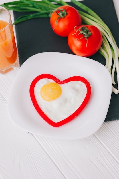 colazione romantica con uova e verdure