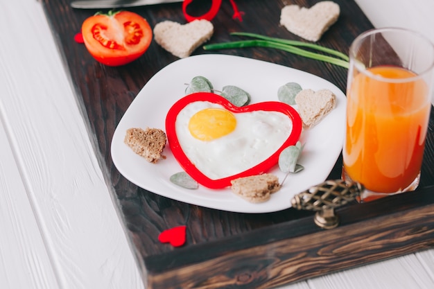 colazione romantica con uova e verdure