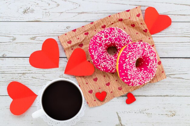 Colazione romantica di San Valentino. Regalo, cuori e ciambelle. Concetto di San Valentino. Copia spazio.